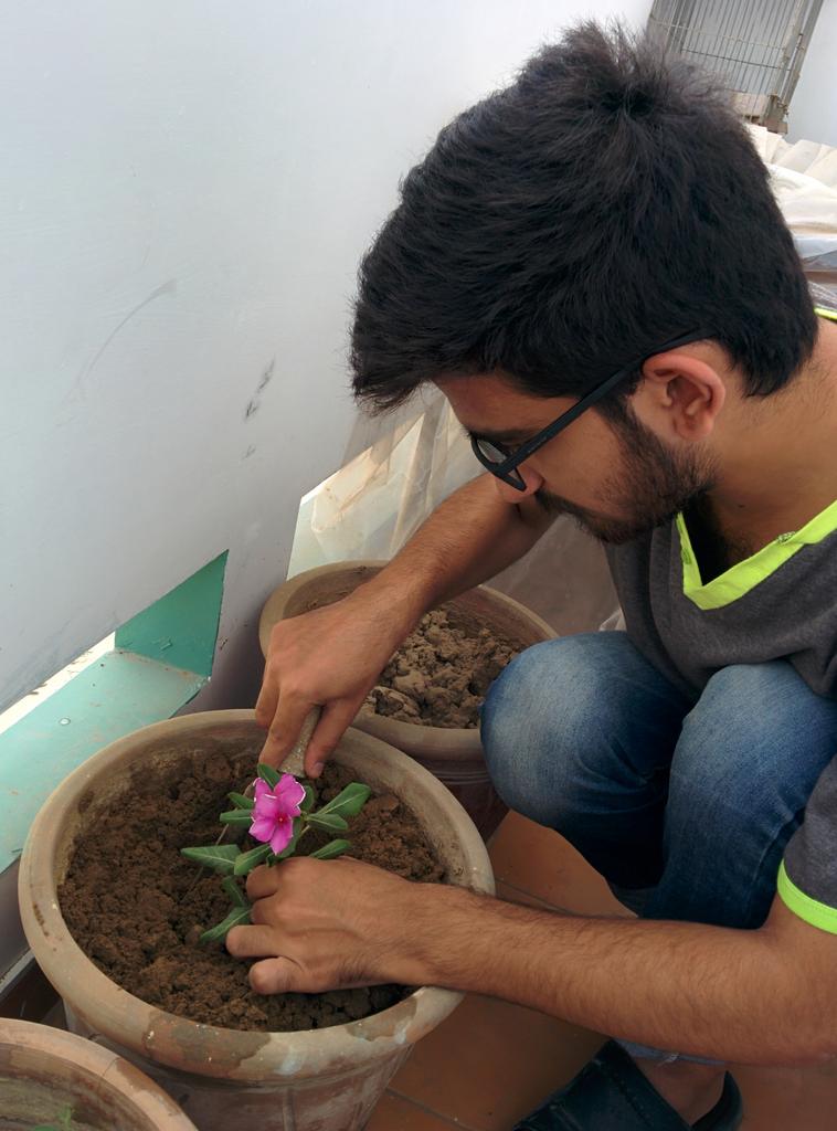 MrSohaibb's tweet photo. Planting a Periwinkle Flower. 🌳 #ShapeEnvironment #GlobalShapersPakistan @wef @GlobalShapers http://t.co/1v3phZ0qVc