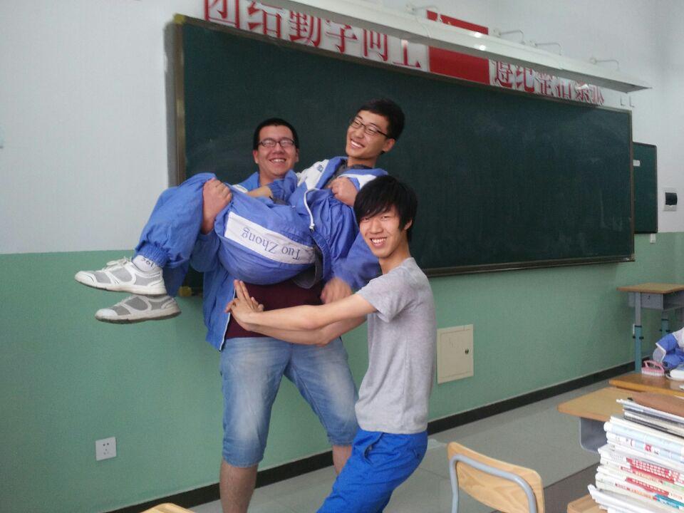 Demo_Yoo's tweet photo. 毕业啦，3年我不会忘记的 http://t.co/TR09EiIN8v