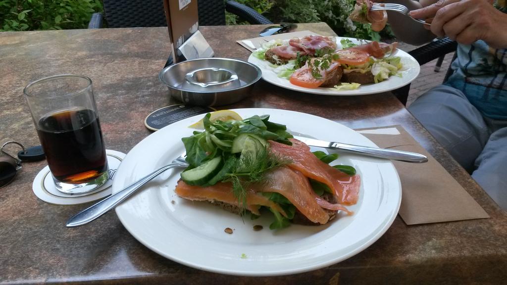 Even de economie stimuleren in het #DrentsFrieseWold. Heerlijke lunch bij <a href="/HotelZorgvlied/">Villa Nova</a> en dan weer verder fietsen.