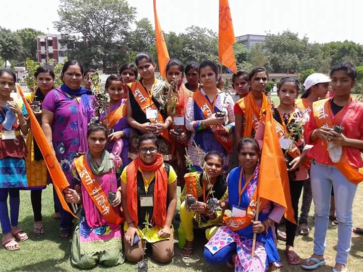 DurgaVahiniOrg's tweet photo. आज दिल्ली में दुर्गावाहिनी के शौर्य प्रशिक्षण वर्ग में दुर्गावाहिनी द्वारा तुलसी वितरण किया गया #WorldEnvironmentDay http://t.co/V5QKBHnll4