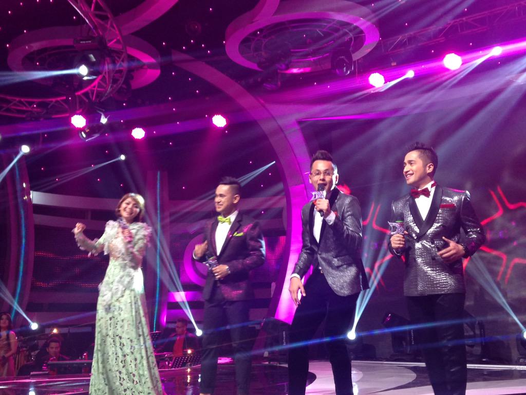 Indosiar's tweet photo. Mau lihat host #DAcademy2 @ramzi_tebe @dhikacungkring @irfanhakim @Rina_Nose nyanyi? Nonton lagi yuk pkl 12.00 WIB

http://t.co/I3nnyluZAN