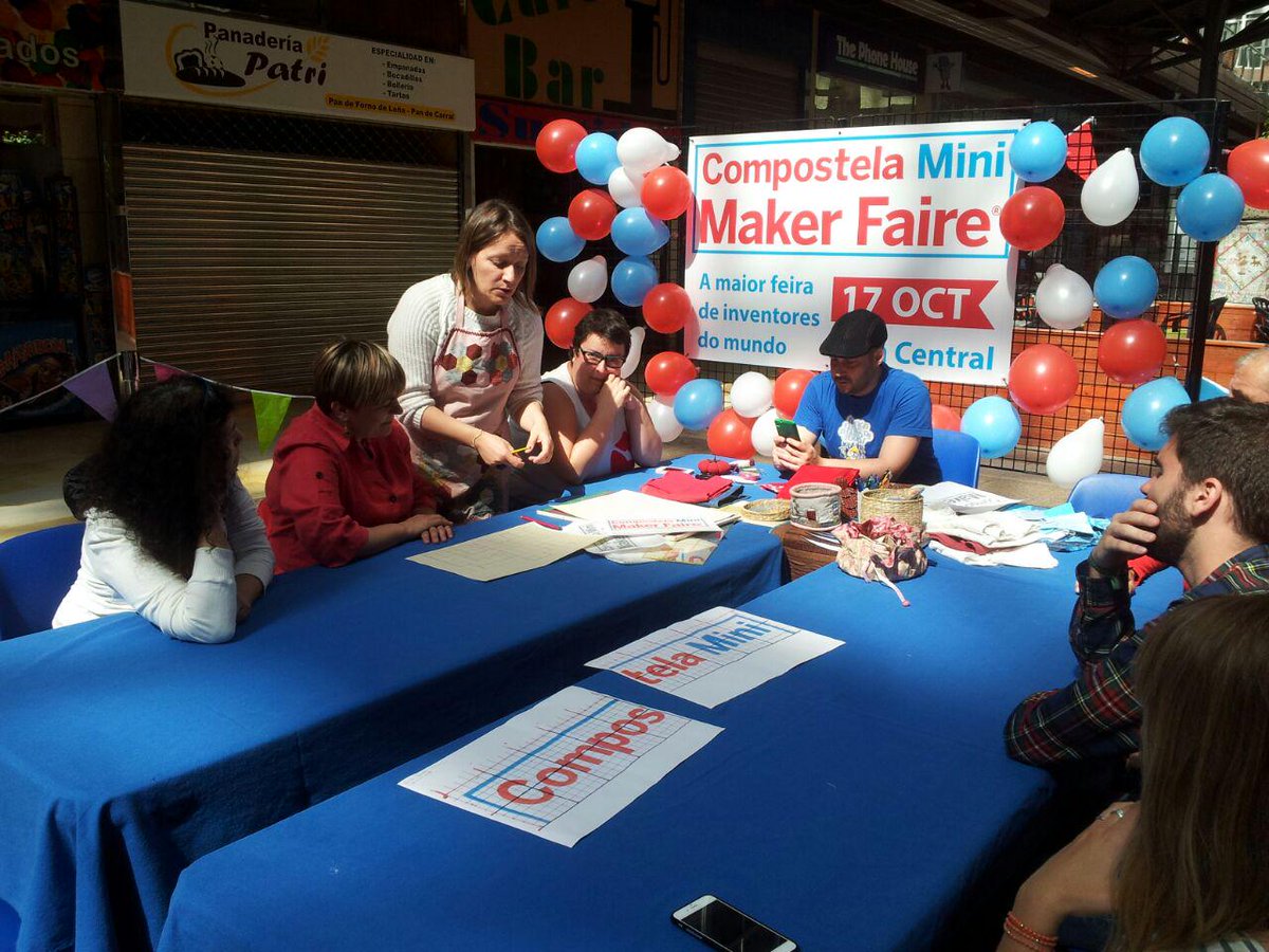 MAKERSGALICIA's tweet image. Empezando a coser el logo de @SCQmakerfaire en @Area_Central en el #festivalpatchwork #Makers #Comunidade #Teamwork