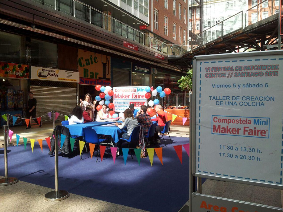 MAKERSGALICIA's tweet image. Empezando a coser el logo de @SCQmakerfaire en @Area_Central en el #festivalpatchwork #Makers #Comunidade #Teamwork
