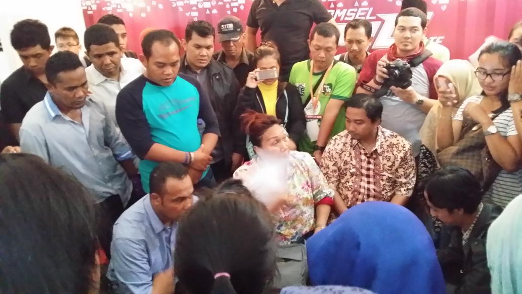 myGaluh's tweet photo. Dr tadi gak mau ttd data verfikasi stan2 peserta PRJ yang minta refund #prjsenayanparah http://t.co/yrCY40woZ1