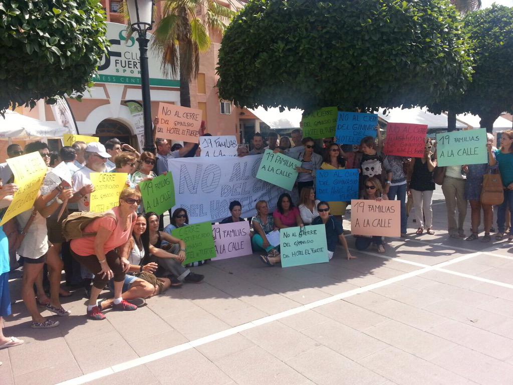 OC_Marbella's tweet photo. Los trabajadores dl #ClubFuerteSport protestan x el cierre dl emblemático gimnasio después d 25 años http://t.co/Y1V4sMWdIT