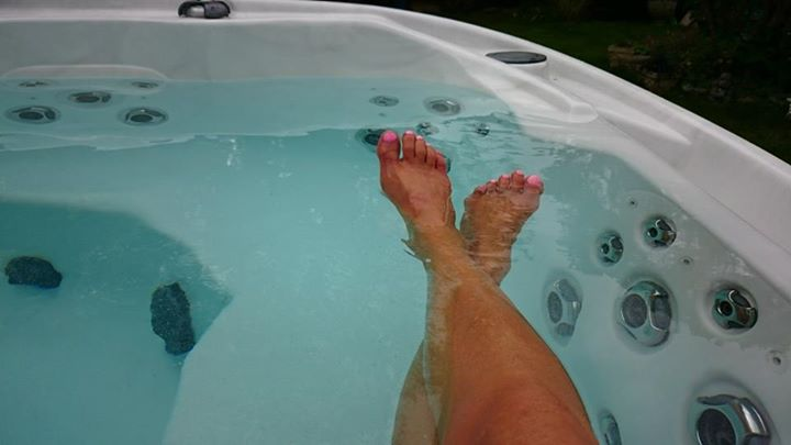 CoastSpas's tweet image. With @Kaywaterman enjoying her #CoastSpa ; doesn't this picture say it all! Relax this weekend in a #HotTub