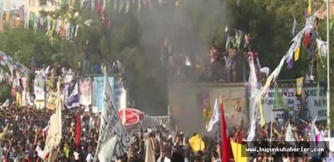 bugunkuhaberler's tweet photo. Selahattin Demirtaş'ın Diyarbakır Mitinginde Trafo Patladı: 10 Yaralı http://t.co/YN41nwTeKO #Güncel http://t.co/T2qQvpRbaY