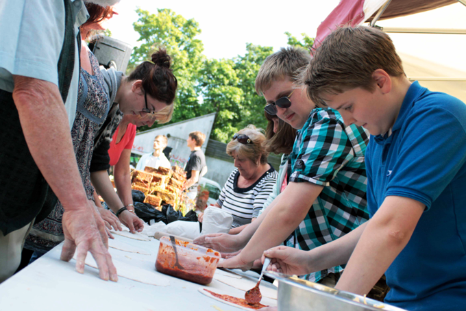 B_WalledGarden's tweet photo. Feel like freshly-made pizza and garden soup? Come to our Big Lunch this Sunday!
http://t.co/Ms2TS94KpJ http://t.co/o3dSJAe0ei