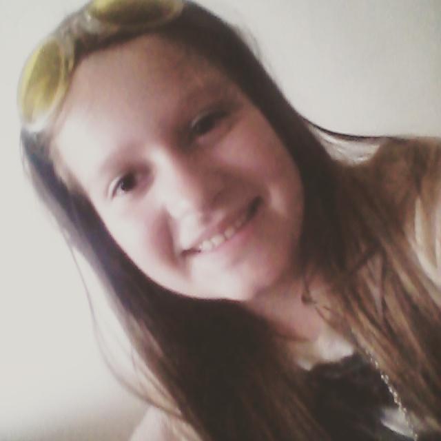 - hello !
#yellowsunglasses #prettygirl #cute #selfie