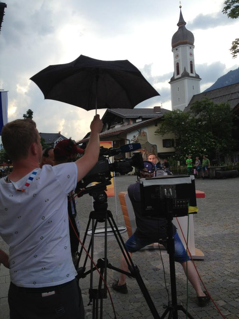 Es beginnt zu regnen in #G7 -GaPa. Zur Gefahrenabwehr kommt High-Tech zum Einsatz