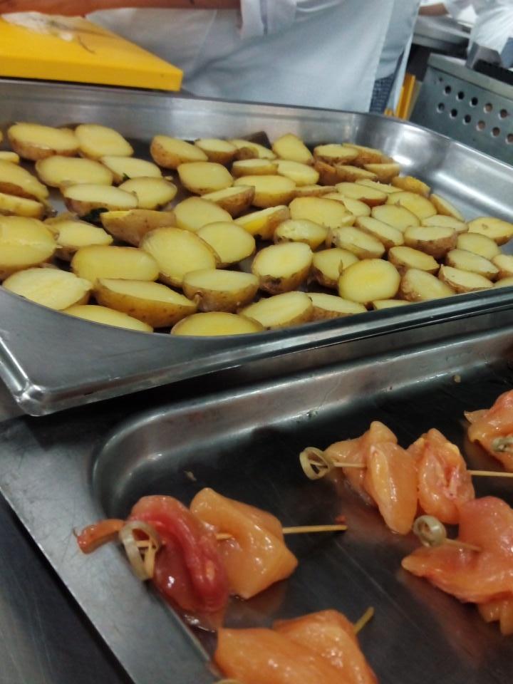 PTFP_CookPastry's tweet photo. Hoxe fin de módulo, unha clase de #creatividade #pintxos fríos aplicando técnicas básicas de preelaboración #AFD2015 http://t.co/3jQ0AEOG4v