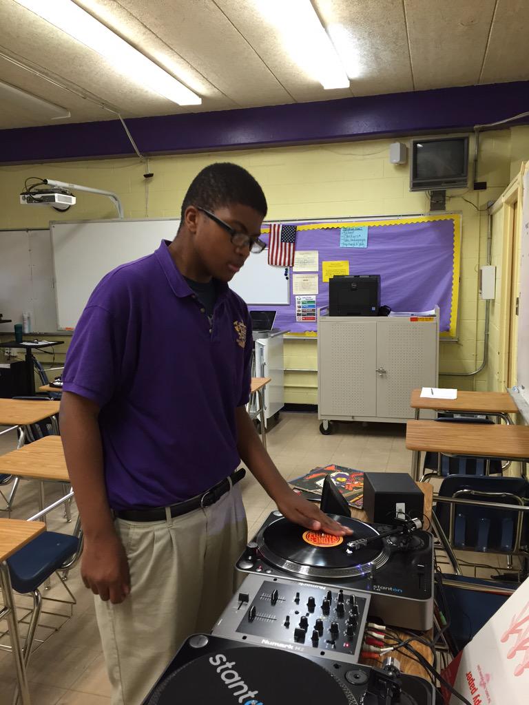 NOLAMIX's tweet photo. @EdnaKarrHS Summer DJ/Music Production program in session! #nolamix #studio #youth #summer #beats #DJ #DJLevels http://t.co/V9G5yJauws