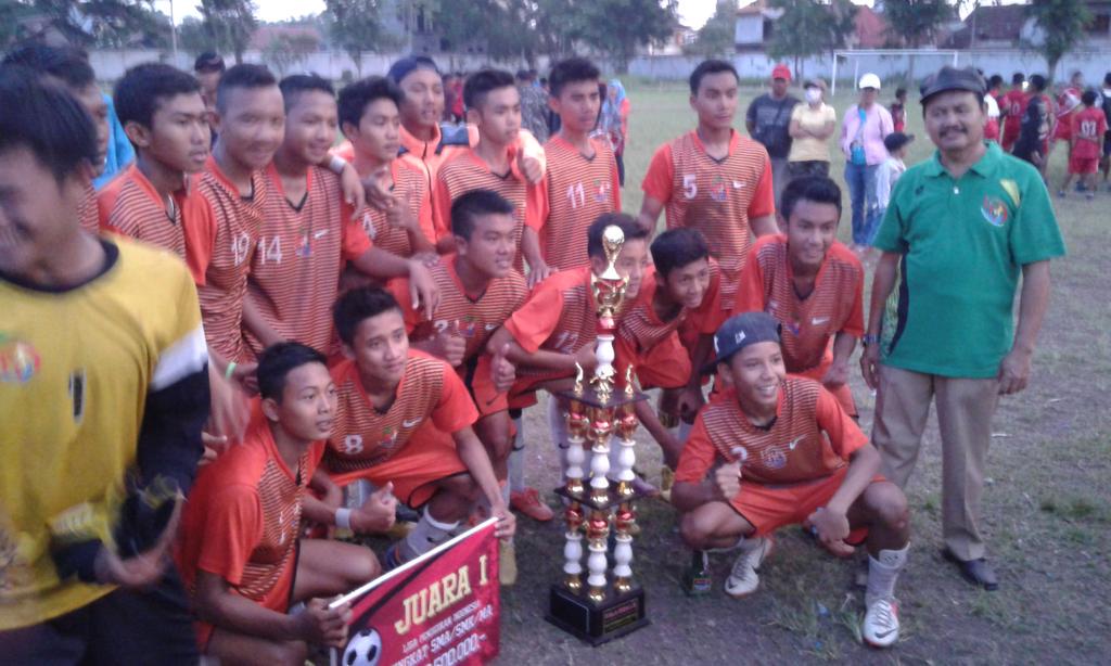 rodiwanto's tweet photo. Tetaplah berlatih anak2ku tim LPI smanpur kita pertahankan juara 1 tidak ada sangsi dari FIFA http://t.co/UFPRTTuRWd