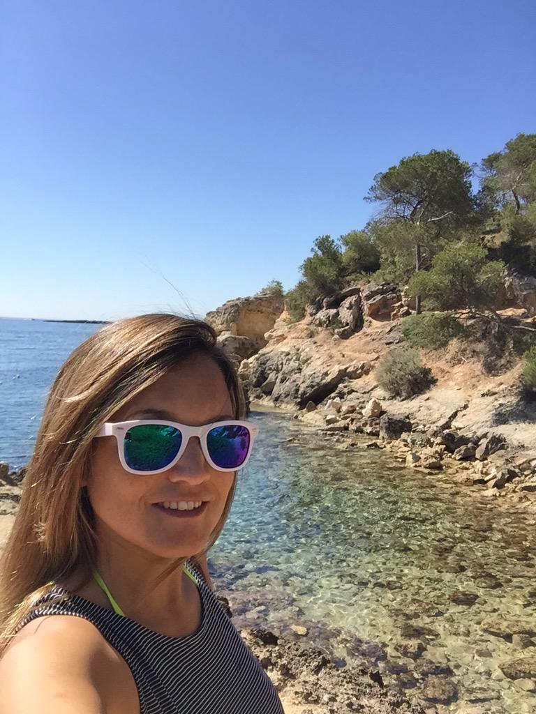 EnfSaludDigital's tweet photo. @pati_pasc @Aitzi4Mil3 @trendyBe que bueno 😂 #retoGafas de vuelta desde la playa esta mañana 😘😘 http://t.co/VJpl14EPHq
