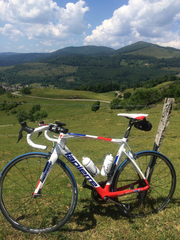 ArnaudDemare's tweet photo. Il est la ce grand Ballon! 😁
Merci @JulienPinot pour ce "beau" parcours 😅 #Vosges http://t.co/Ir58wkjd71