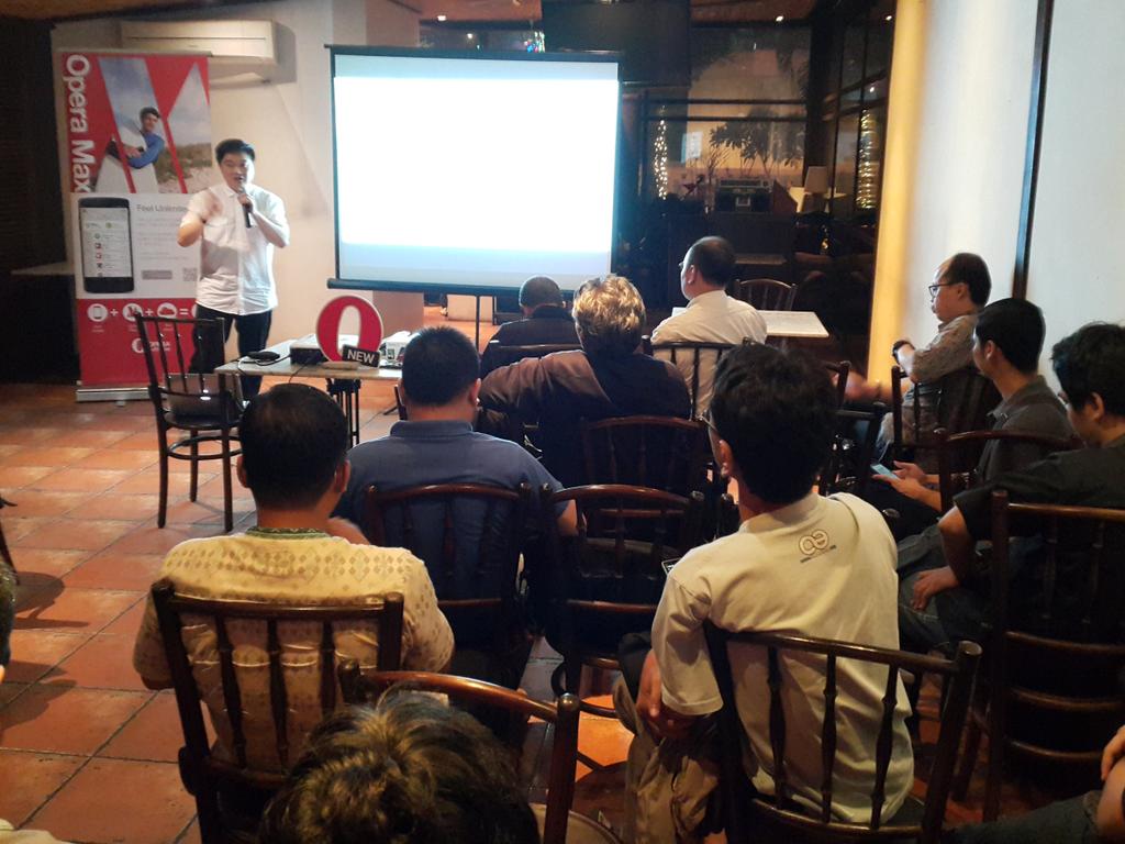 opera_id's tweet photo. Mr. Ivollex sdg "on fire" menjawab semua pertanyaan dari Sobat Opera tentang Opera Max #OperaMeetupId #MAXimalinAja http://t.co/gRh28q6w8s