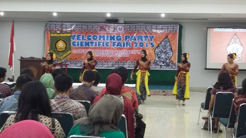 Tari semarangan untuk menyambut para delegasi :) #sfundip2015