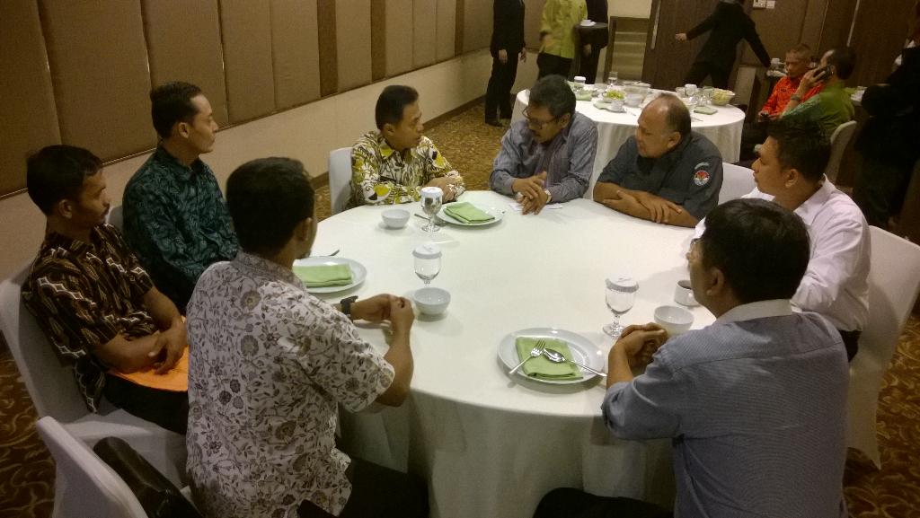 Walkot <a href="/Nur_Mahmudi/">Nur Mahmudi Isma'il</a> brsama Ketua Banwaslu Jabar di H Santika @nyomanheru <a href="/fitriawansumadi/">fitriawan</a>