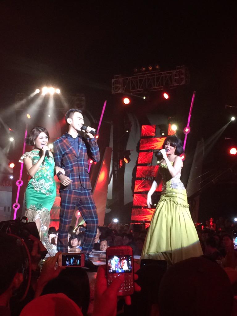 Indosiar's tweet photo. Wah @DA2_Reza diperebutkan dua wanita @DA2_Ika dan @ikif_DAcademy88 ni! #GrandFinalDA2 http://t.co/QlH80iM4RZ