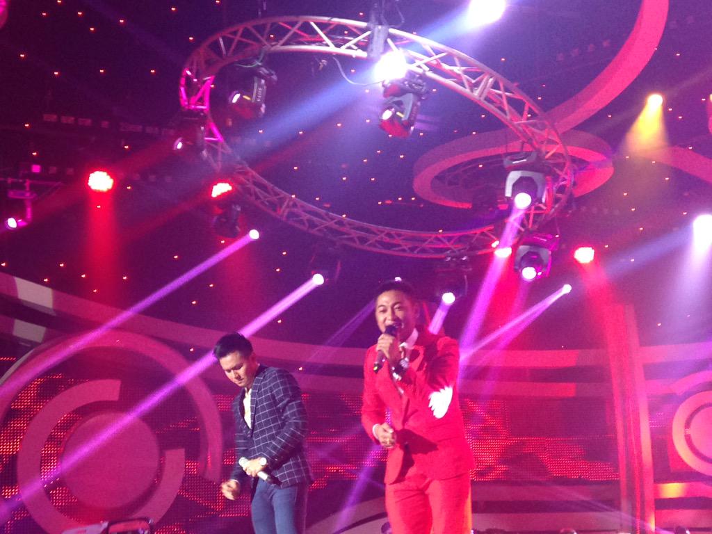 Indosiar's tweet photo. Lanjut ada duo ganteng @DA2_Irwan feat. @FransDAcademy #GrandFinalDA2 http://t.co/YdRfOs5Kmb