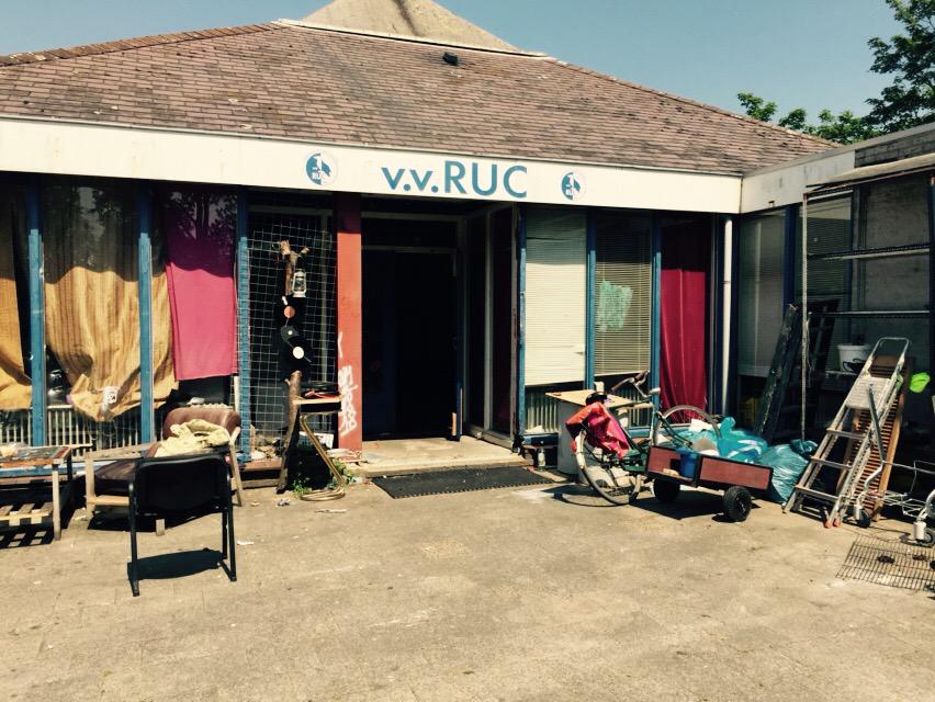 andrevanschie's tweet photo. Douche en toilet zijn er niet #krakers doen volgens buurtbewoners behoefte in de bosjes @VVRUC binnen en buiten zooi http://t.co/Q0zb6a7bMe
