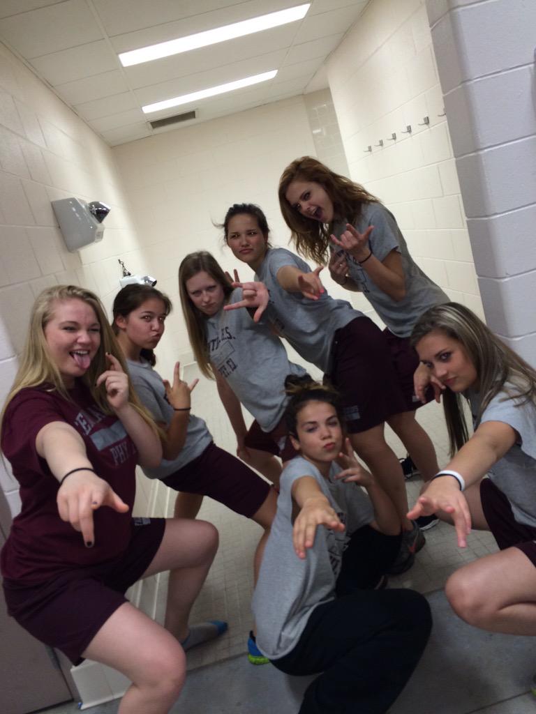 MoatAbigail's tweet photo. Gonna miss these goons💜✊ http://t.co/0wgh0pLx2r