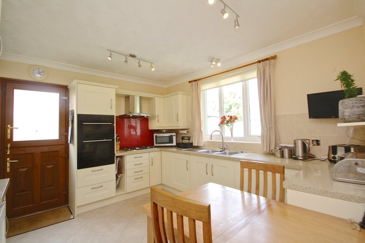 RodgersEstates's tweet image. 1930's detached home for sale in Taunton tinyurl.com/qa6flsk