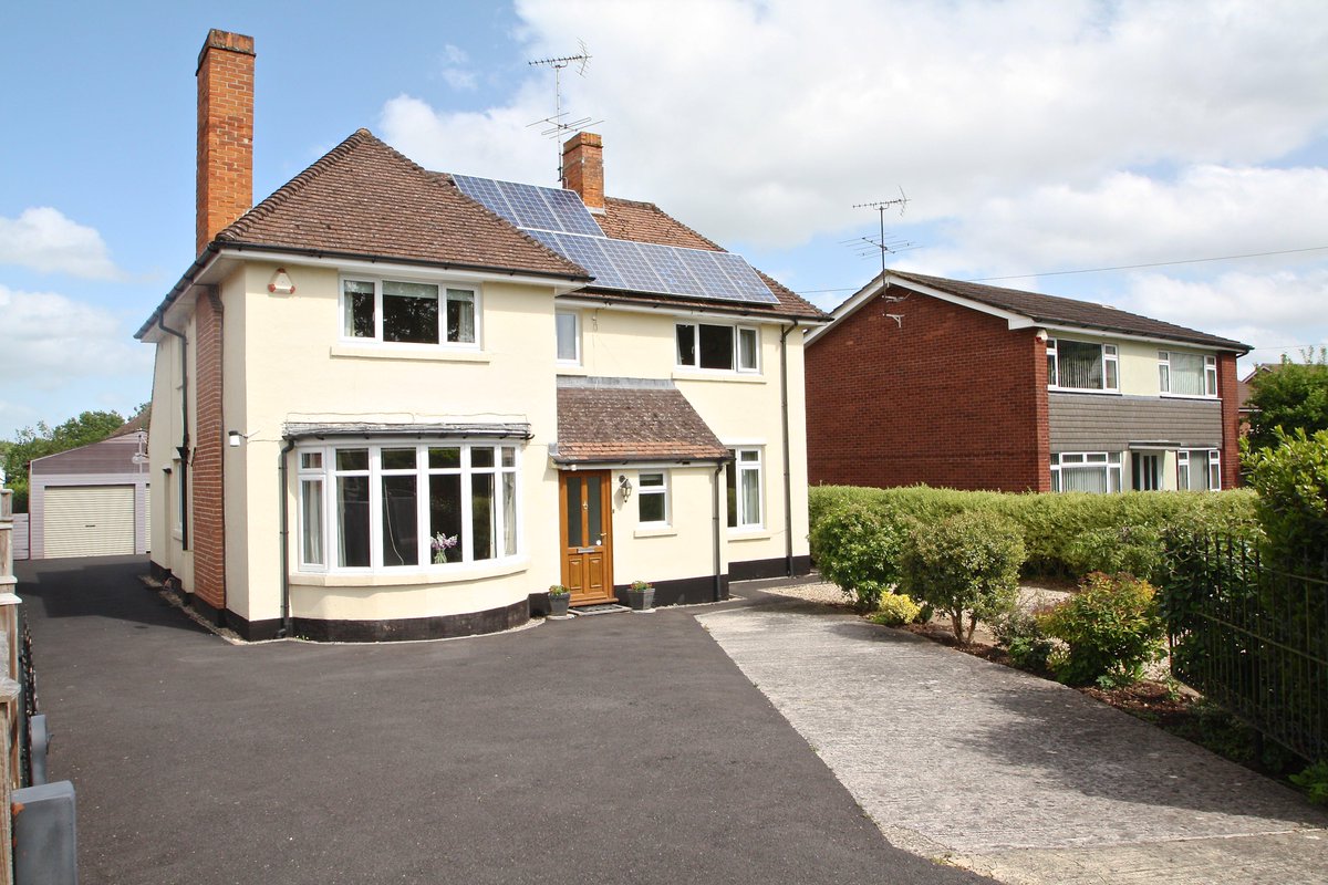 RodgersEstates's tweet image. 1930's detached home for sale in Taunton tinyurl.com/qa6flsk