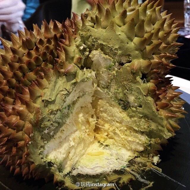 เห็นตอนแรกก็ตกใจว่าแค่ทุเรียนถึงกับต้องวางในตู้กระจกใส่ถาดแบบนี้เลยเหรอ เปิดดูรูปไปเรื่อยๆปรากฏว่าเป็นเค้ก เหยด..ล้ำ