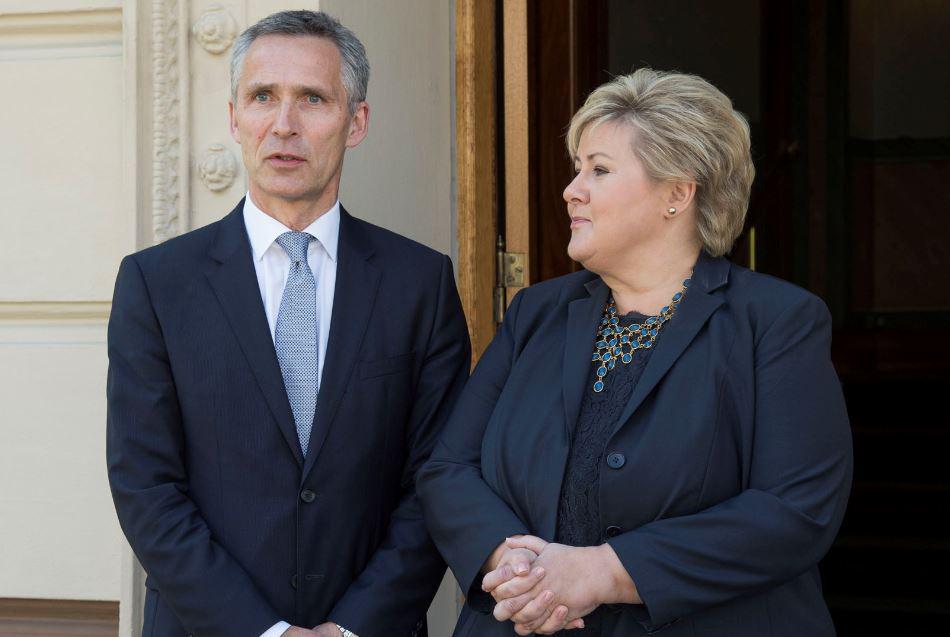 sikkert uvant for Jens å endelig kunne bruke blå slips etter mange år i arbeiderpartiet.