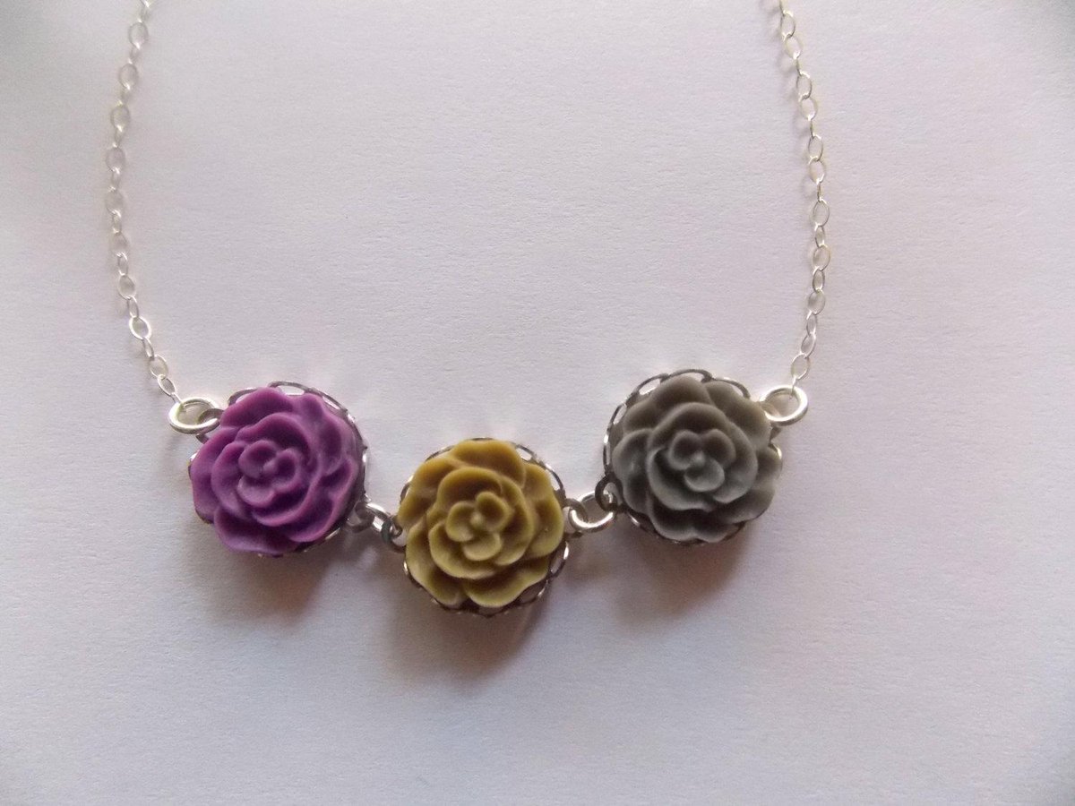 CatillaJewelry's tweet image. Necklace - Cool Flowers Trio Necklace, Bouquet of Roses etsy.com/listing/224814… #Etsy #Catilla