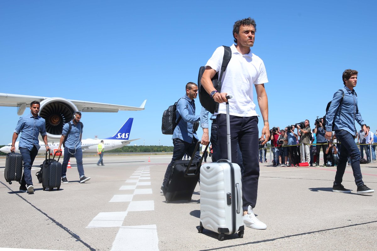 ChampionsLeague's tweet photo. Welcome to Berlin, @FCBarcelona – loving the look! #UCLfinal http://t.co/3SQctJGK1K