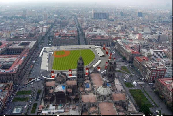 El Zócalo se transformará del 12 al 14 de junio en un mini estadio de beisbol ow.ly/NV1Xr