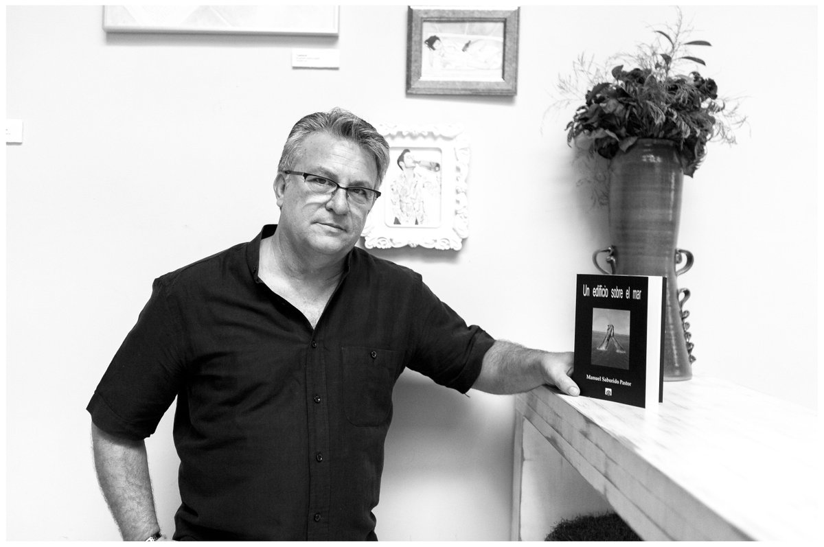 OjopatioChic's tweet photo. Fue un placer tener a Manuel Saborido con nosotros presentando su nuevo libro. Mucha Suerte !! http://t.co/GYoTSFJND9