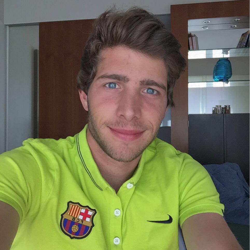 SergiRoberto10's tweet photo. Berlin !!! #UCLfinal #fcblive http://t.co/13hVKPqdGi