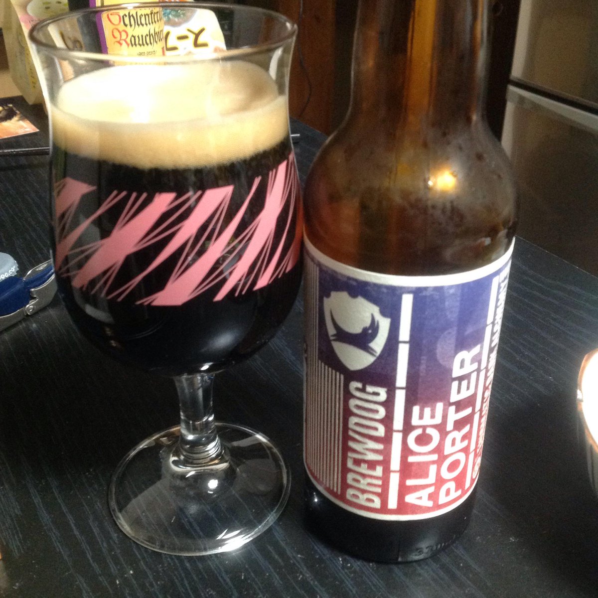brewdogのAlice porter。コーヒーやモルトな感じの苦味から入って、甘さが広がって、飲み込んでいくといろんな香りが解けて出てくる感じ。美味しいです。夕焼けどきにじっくり飲みたいな。