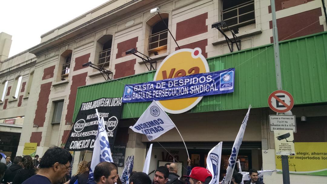 mr_charlangas's tweet photo. Sigue la lucha de los trabajadores de VEA Barracas 4to día de paro contra los despidos y aprietes de CENCOSUD http://t.co/nDs9eDTvKG
