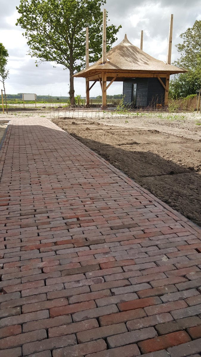 Eerste lijnen Tuinontwerp Landhuis Moespot zichtbaar. Samenwerking <a href="/CompleetBuiten/">Smit Compleet Buiten</a> <a href="/rudyglastra/">Rudy Glastra</a> <a href="/Twans_Landschap/">Twan Flokstra</a>
