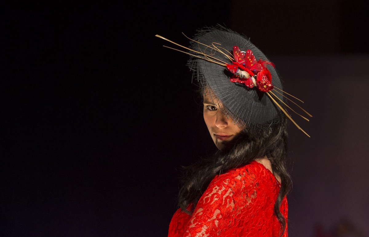 ¿Que os parece una madrina o mamá de la novia vestidas de rojo? En Pétalos de seda se pueden vestir así de guapas.