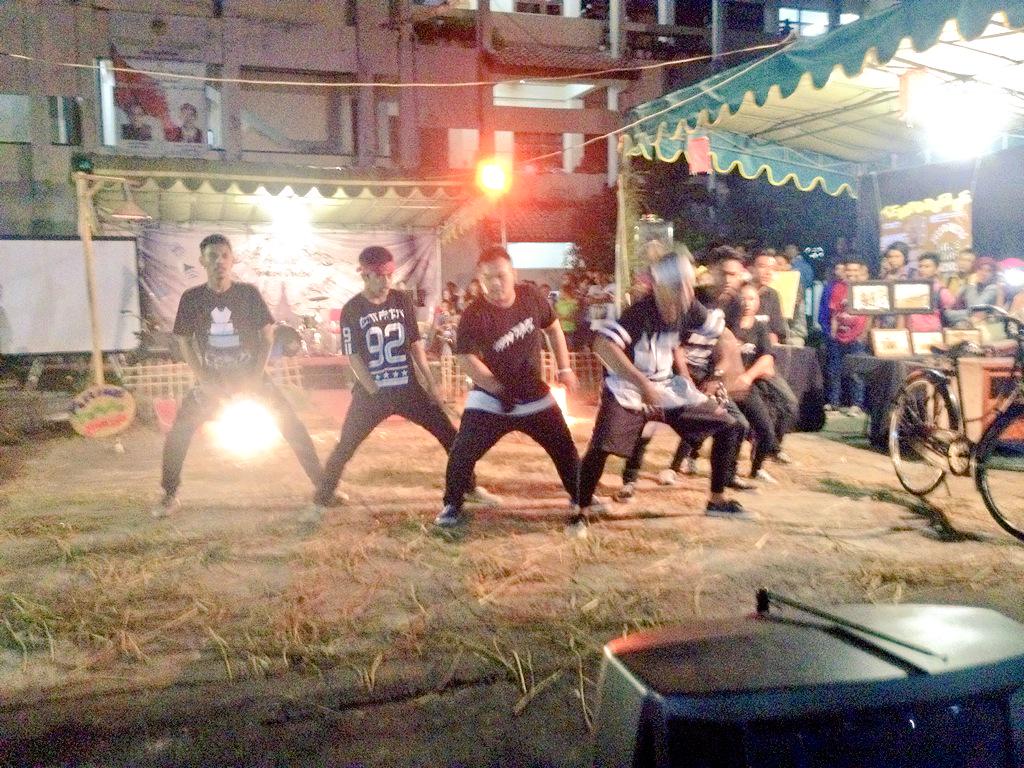 Tampilan dance tradisional dari ukm tari <a href="/UntagSurabaya/">Universitas 17 Agustus 1945 Surabaya</a>