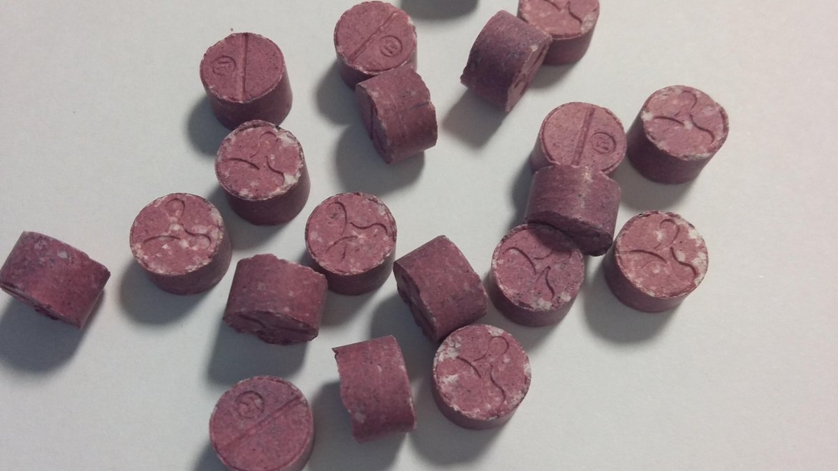 WMerciaPolice's tweet image. If you are offered pills like these, they may be fatal contact police on 101 More info ow.ly/NVa0h