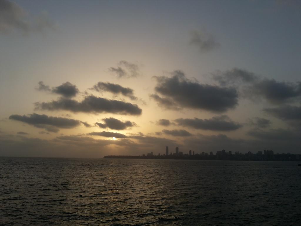 shabbirkd's tweet image. "@WeAreMumbai #BombayLoves sunsets! 😍