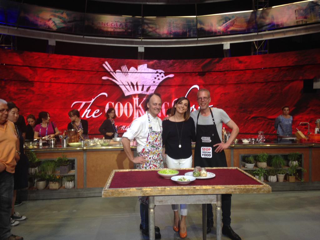 identitagolose's tweet photo. Una firma per la #cartadimilano e una foto di gruppo a fine riprese. #thecookingshow @morenocedroni #Expo2015 http://t.co/36zLRuW973