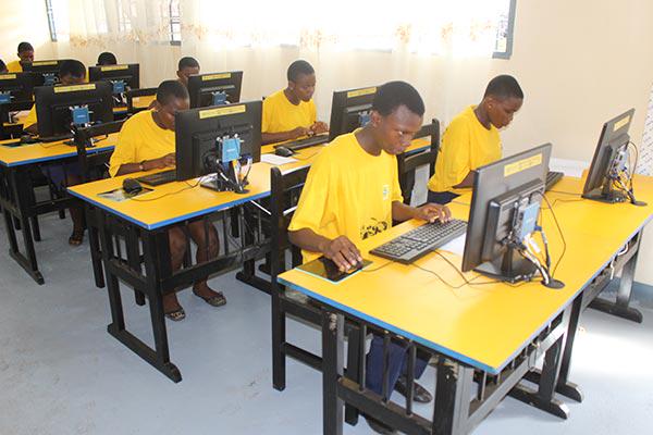 lesGeeksCm's tweet photo. La Fondation MTN et MINESEC et lancent le programme "Digital Schools" http://t.co/rC0z0dMpYk  #KmerGeeks #ICT4D http://t.co/oJwkUfmSwr
