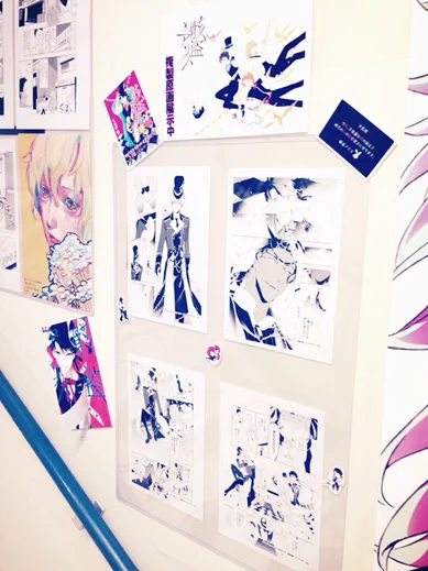 アニメイト池袋本店さんでは、複製原画も展示中です!2Fの階段沿いの壁に飾ってくださっていましたので、ご来店の際はこちらもぜひ見てみていただけたら!
アニメイト池袋本店さん本当に本当にありがとうございます! 