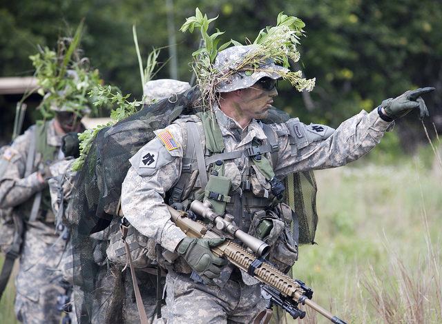 USNationalGuard's tweet photo. MT @DeptofDefense: A @USNationalGuard​ Soldier prepares his squad for a follow-on reconnaissance training mission. http://t.co/BgQDoNHPGk