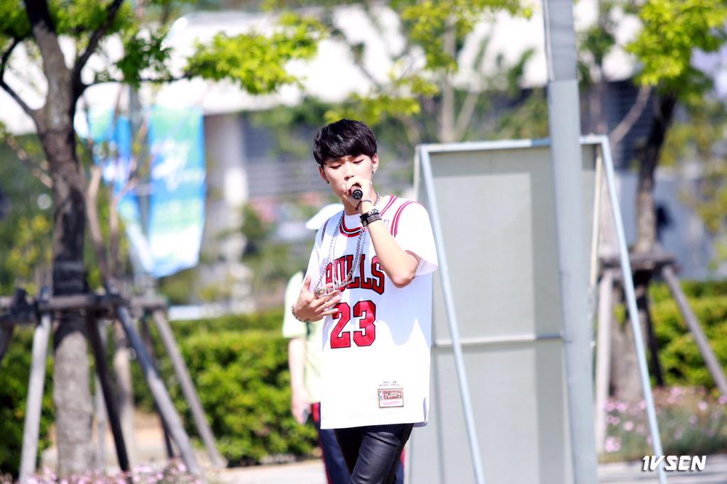 1vscn's tweet photo. 150529 부산항축제 #원보이시스 #E_Stun #J_Han 💕Hi Sunshine ~! 원본:http://t.co/1tEOpaqRvX http://t.co/V0KZOoFM4E