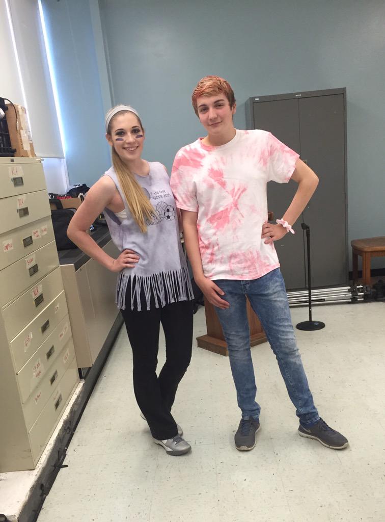 Hollymiller1011's tweet photo. FIELD DAY AF💜❤️💜❤️ @dannnjo http://t.co/tkRmqj3rc2