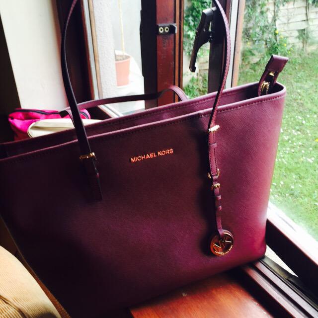 QueenGeebag's tweet photo. My mam and dad just surprised me with my birthday present, which is a burgundy Michael Kors bag 😍😍 http://t.co/MFCRTTwjq1