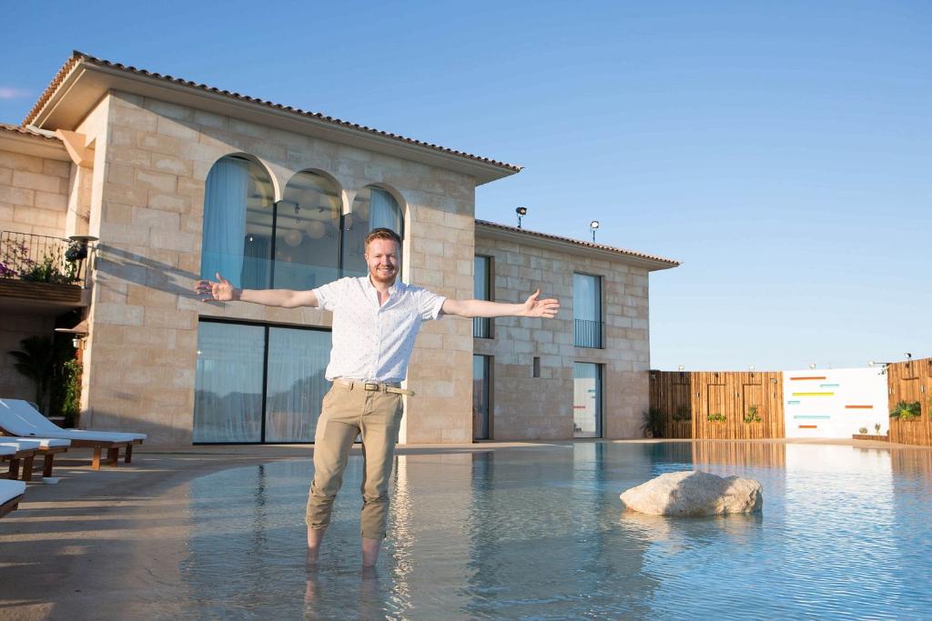 .<a href="/LeighHolmwood/">Leigh Holmwood</a> goes behind the scenes at sizzling new series of #LoveIsland sunpl.us/6012hLNe